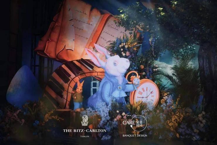 梦见正走路，发现路边一个随身小包，一看是自己的，打开看里面空空，钱和各种卡都没了，我的一个同学说她